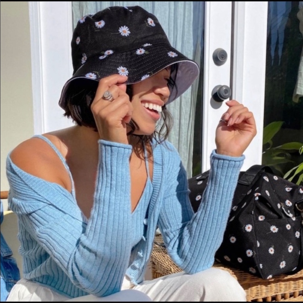 NWT Alice + Olivia Reversible Daisy Print Bucket Hat